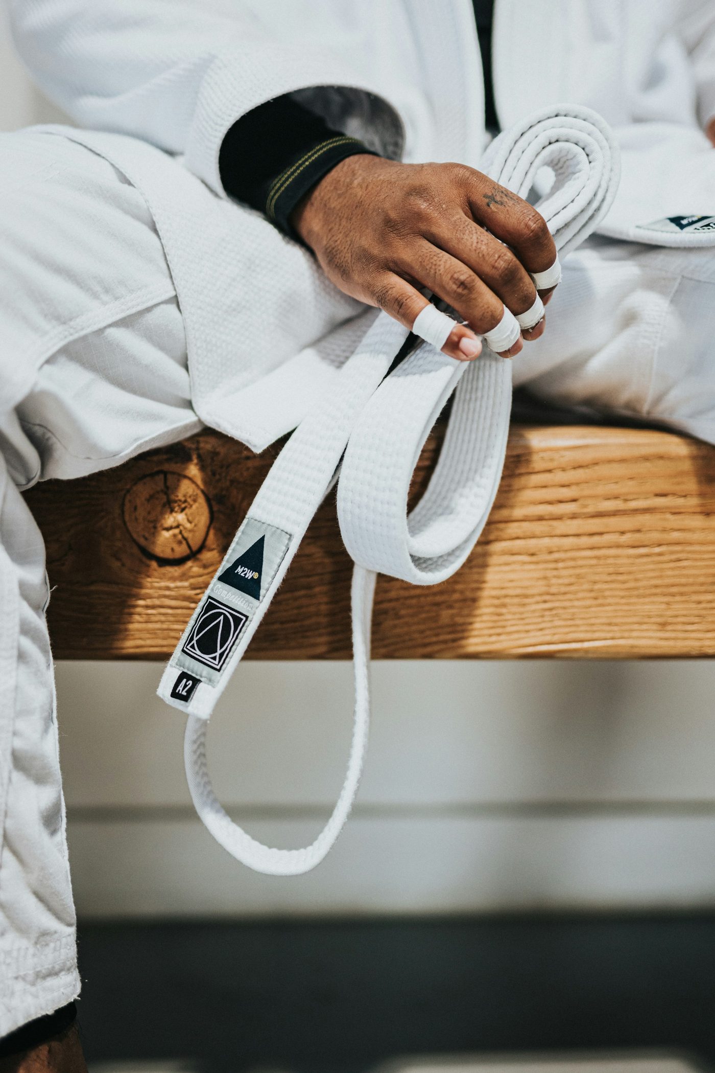 Gi y cinturón de un practicante de artes marciales