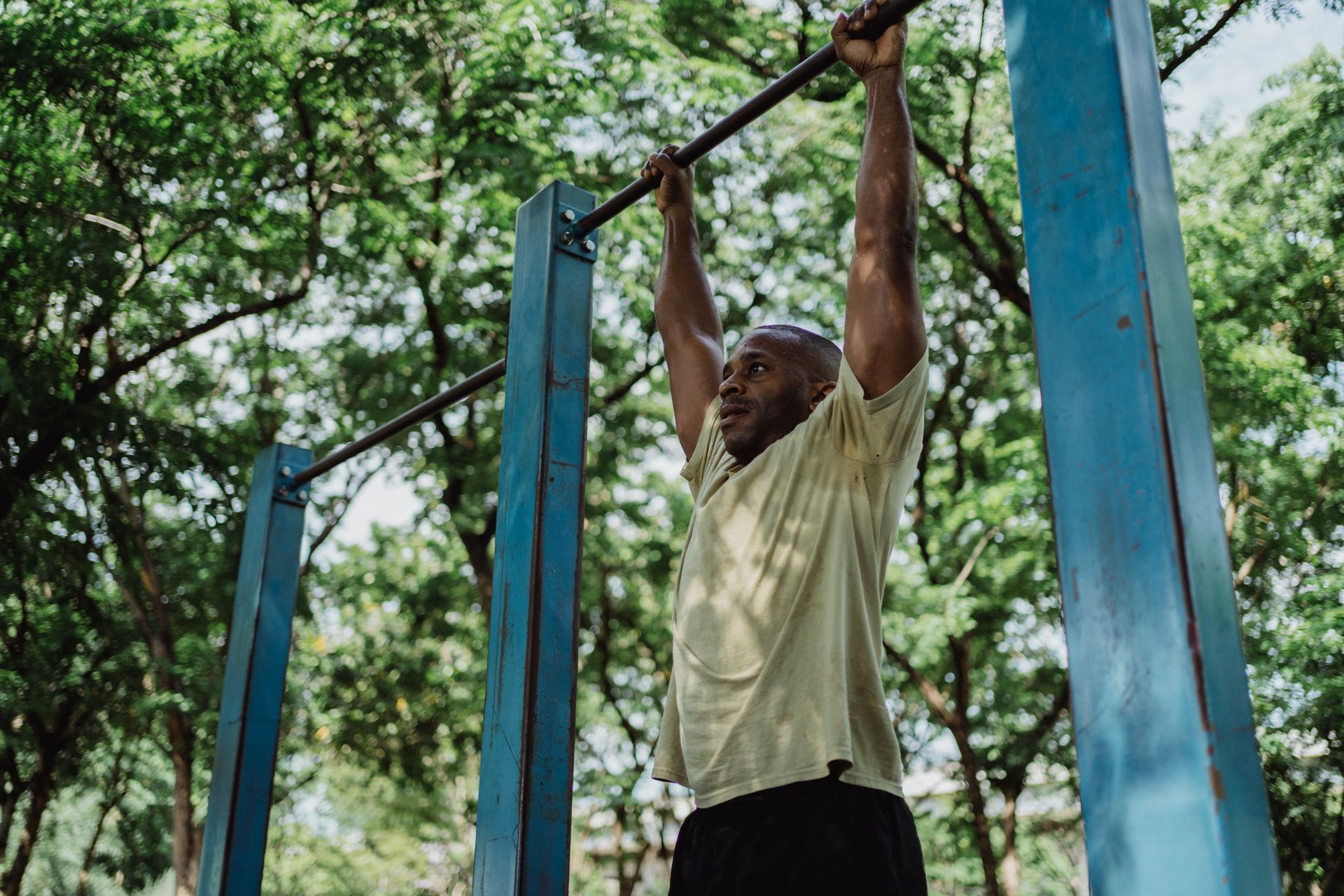 Entrenamiento de calistenia en un parque