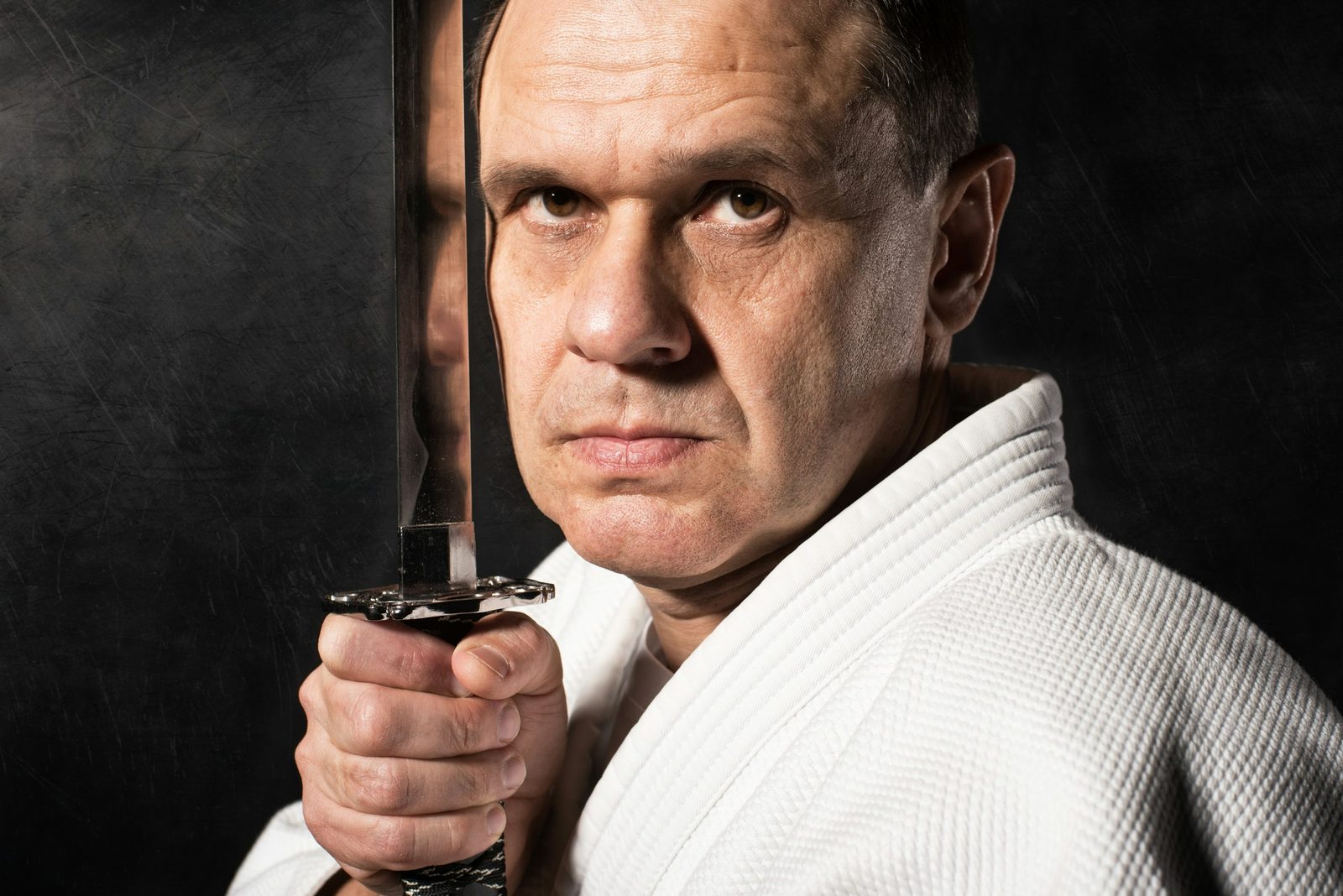 Retrato de un maestro de artes marciales con katana